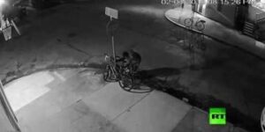 طريقة غريبة لسرقة دراجة في الشارع من طرف لص ذكي