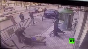 رجل أمن بطل ينقد طفلا بطريقة عجيبة..