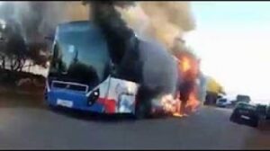 هكذا أتت النيران على حافلة لنقل الركاب.