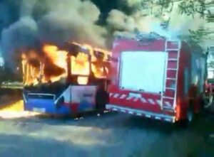 نجاة ركاب حافلة من موت محقق بعد اندلاع مهول للنيران، و الشركة تدخل على خط القضية