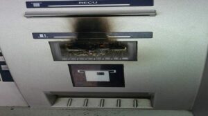 مجهول يحرق الشبابيك البنكية الأوتوماتيكية، و الحادث يستنفر الأجهزة الأمنية