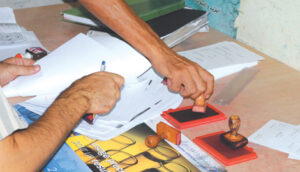 الحبس لضابط الحالة المدنية تلقى رشوة بمبلغ 400 درهم، وهذا ما وقع له