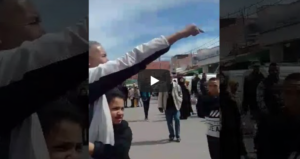 (+فيديو مؤثر)تاجر يهدد بحرق نفسه وطفلته احتجاجا ضد الحكرة