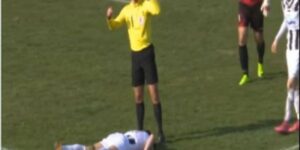 مؤثر بالفيديو:وفاة لاعب أثناء مباراة في كرة القدم 5 1 12