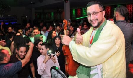 بعد اعتزاله الغناء نهائيا…جمهور الفنان الشعبي عبد الله الداودي في حملة لإقناعه بالعدول عن قرار اعتزاله بعد اعتزاله الغناء نهائيا...جمهور الفنان الشعبي عبد الله الداودي في حملة لإقناعه بالعدول عن قرار اعتزاله