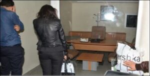 الأمن يضبط مدير المحطة الطرقية بين أحضان عشيقته المعلمة داخل شقة