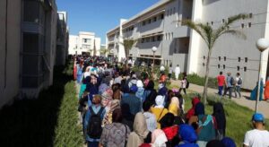 طرد أكثر من 40 طالبا يؤجج غضب زملائه، والوضع ينذر بالأسوأ داخل الكلية