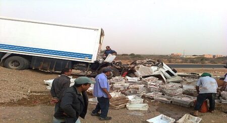 شاحنة محملة بالأسماك تتسبب في وفاة شابين بالداخلة