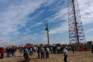 شاب يهدد بالانتحار من أعلى لاقط هوائي إذا لم تحضر حبيبته