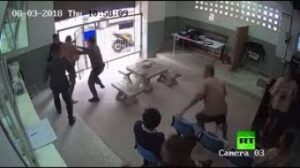 ثلاثة حراس يفشلون في منع سجين من الهروب