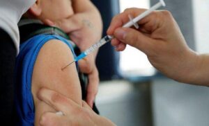 إصابة طالب ب”المينانجيت’” يستنفر السلطات ويدفعها إلى تلقيح الطلبة وسط تساؤلات عدة