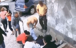 خطير:الرياح القوية تتسبب في سقوط طفلة من سطح منزلها