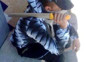 زوج يقتحم مؤسسة تعليمية، و “يشرمل” زوجته “الأستاذة” أمام زميلاتها، ويثير الرعب في صفوف التلاميذ