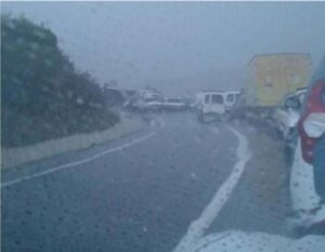 (+فيديو)سيول قوية تتسبب في انهيار الطريق الرابطة بين أمسكرود وتارودانت