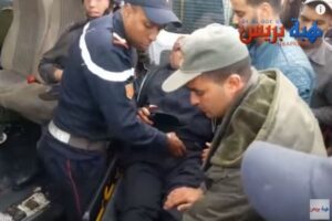 مختل عقليا يفاجئ شرطي المرور من الخلف، ويغرس سكينا في ظهره بإحدى مدارات المدينة