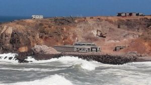 +صور: ميناء كرايزييم بتيزنيت تحت رحمة أمواج البحر، ودراسة إنجازه تحت المجهر: