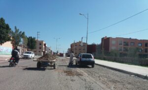 أكادير:طريقة غريبة لاصلاح الحفر بالطرقات تثير استياء المواطنين (+صور).