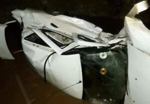 بالصورة:السيول تجرف سيارة خفيفة وتقتل صاحبها، ومرافقته تنجو بأعجوبة من موت محقق