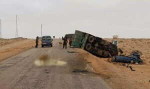 فاجعة بالصور والفيديو:شاحنة محملة بالأغنام “تطحن” سيارة صغيرة و تقتل ركابها الأربعة