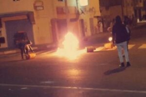 بالصور:أحداث شغب وعنف وإشعال “بوطات” في محاولة لتفجيرها في وجه رجال الأمن بالداخلة