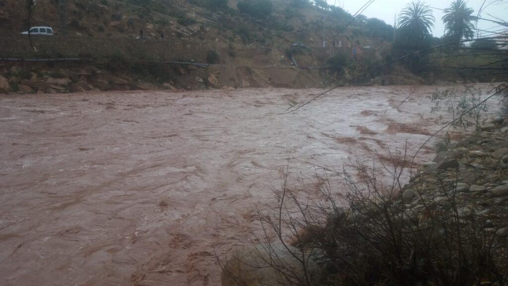 عااجل بالصور: الأمطار والسيول تعزل 5 دواوير بأكادير إداوتنان، وتمنع السكان من التنقل