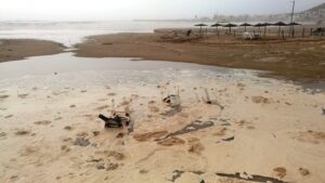 العواصف الرعدية الخطيرة تخلف خسائر فادحة بكورنيش أكادير (+فيديو و صورة)