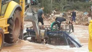 بالفيديو: الفيضانات تحول سيارة بأكادير إلى لقمة سائغة للوادي الهائج.