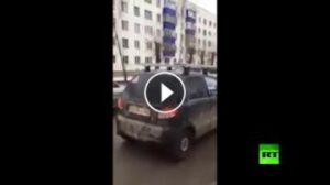 سيدة تحطم سيارتها باستعمال فأس… غريب