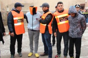 +صور و فيديو: أمن تيزنيت يعيد تمثيل جريمة القتل البشعة التي راح ضحيتها “الهواري” من طرف شابين في منزل معد للكراء.