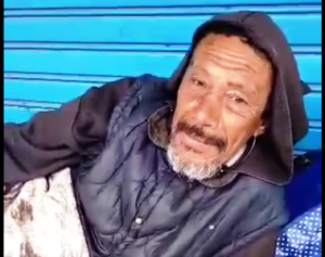 مجاز في العلوم السياسية بفرنسا يفترش الارض و يلتحف السماء بقلب أكادير يوصي سكان المدينة بوصية ذهبية(+فيديو)