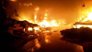 +فيديو وصور جديدة: محاصرة حريق سوق إنزكان على إيقاع تسجيل خسائر بملايين الدارهم، و تعقب لصوص ومستغلي الفاجعة للسطو و السرقة