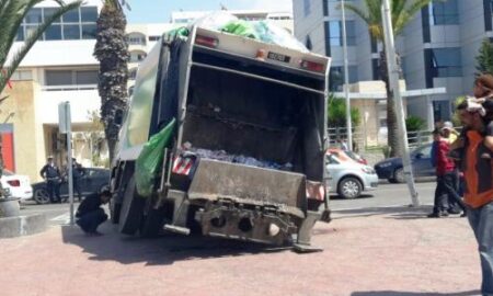 +صور: شاحنة الأزبال تسقط وسط بالوعة لصرف الصحي وسط استهزاء المارة بقلب مدينة أكادير السياحية.