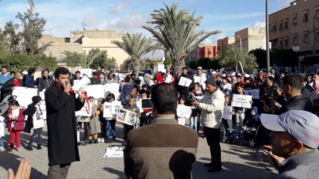 طبيب استثنائي يخرج آلاف المواطنين للإحتجاج بتيزنيت، في مشهد تاريخي لم تشهد المدينة مثيلا له مند أيام “الربيع العربي “. طبيب استثنائي يخرج آلاف المواطنين للإحتجاج بتيزنيت، في مشهد تاريخي لم تشهد المدينة مثيلا له مند أيام "الربيع العربي ".