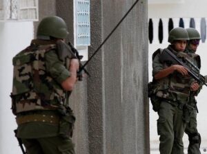 عاااجل: مطاردة هوليودية لرجال الشرطة تنتهي بتفجير انتحاري لنفسه.