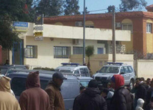 “ملثم” خطير يسرق مبلغا كبيرا من وكالة بنكية بعد تهديد مديرها بطريقة أفلام  الأكشن.