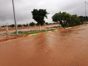 أكادير : الأمطار تغرق منازل المواطنين، و تحول الشوارع إلى أودية تسللت مياهها إلى المتاجر و المساكن (+فيديو و صور)