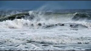 أمواج البحر الهائجة جدا والتي أوقفت حركة الصيد البحري بأكادير