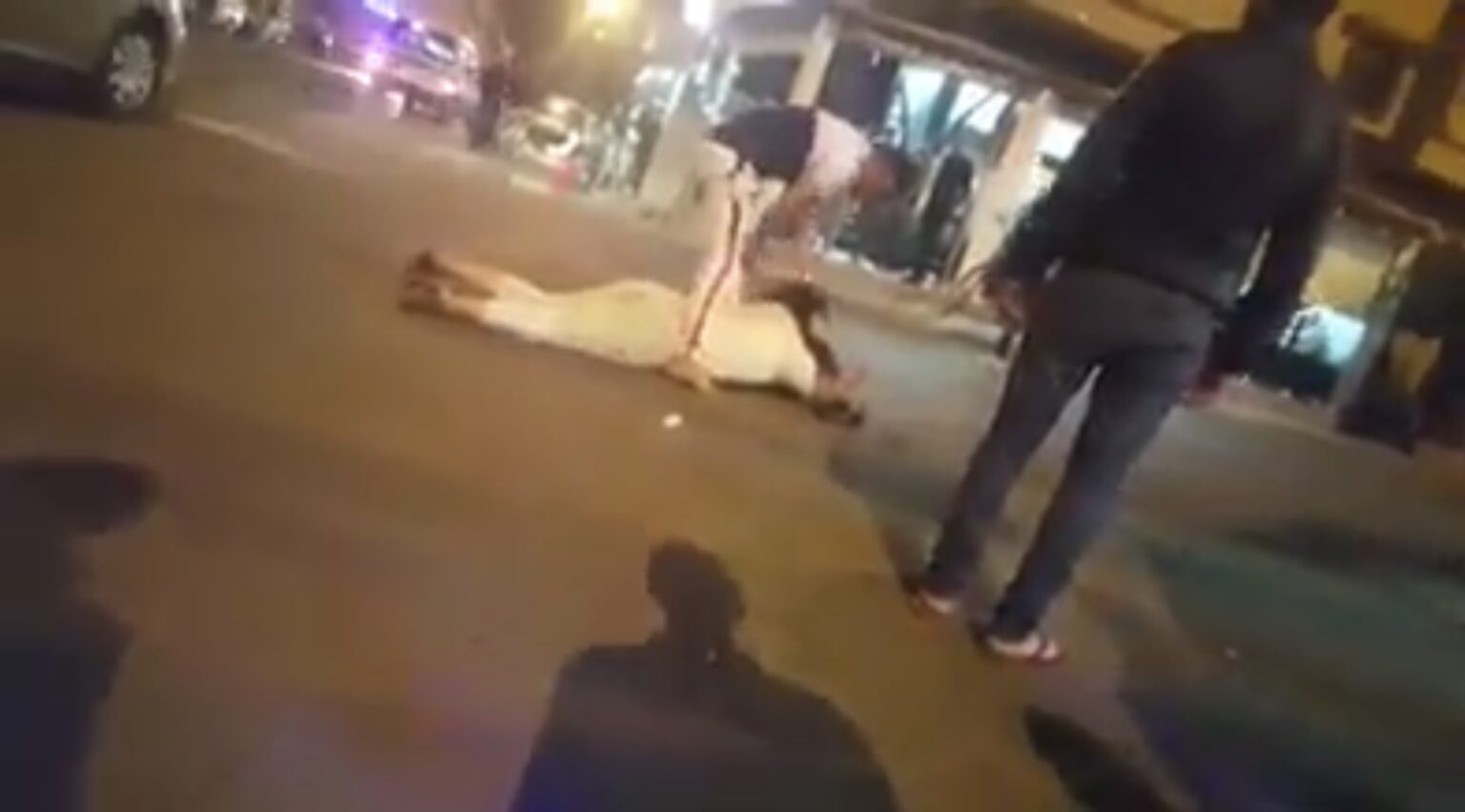 (+فيديو) مرة أخرى.. شاب يطرح فتاة أرضا في الشارع العام بإنزكان، والمواطنون يتفرجون، يثير ضجة كبيرة