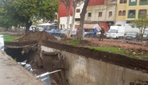 سقيفة واد منهارة تبتلع رجلا ضريرا، والحادث يثير موجة استياء عارمة