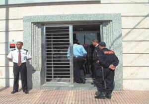 جهاز إنذار وكاميرا المراقبة تفشل محاولة لص سرقة وكالة بنكية بطريقة احترافية، والشرطة تعتقله في حالة تلبس