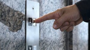 مؤثر:مصرع مستشار جماعي بطريقة مفجعة للغاية داخل مصعد المستشفى