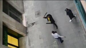 معركة خطيرة بالسيوف والسكاكين بين جزائري ومغربي في برشلونة وهذا ما وقع