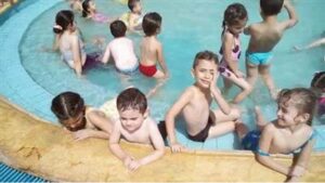 عطلة أسرة تتحول إلى فاجعة بعد غرق ابنهم، والخادمة في قفص الاتهام