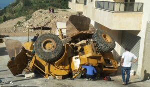 مصرع سائق جرافة بعد انقلابها من علو 4 أمتار وهو بداخلها في مشهد مأساوي