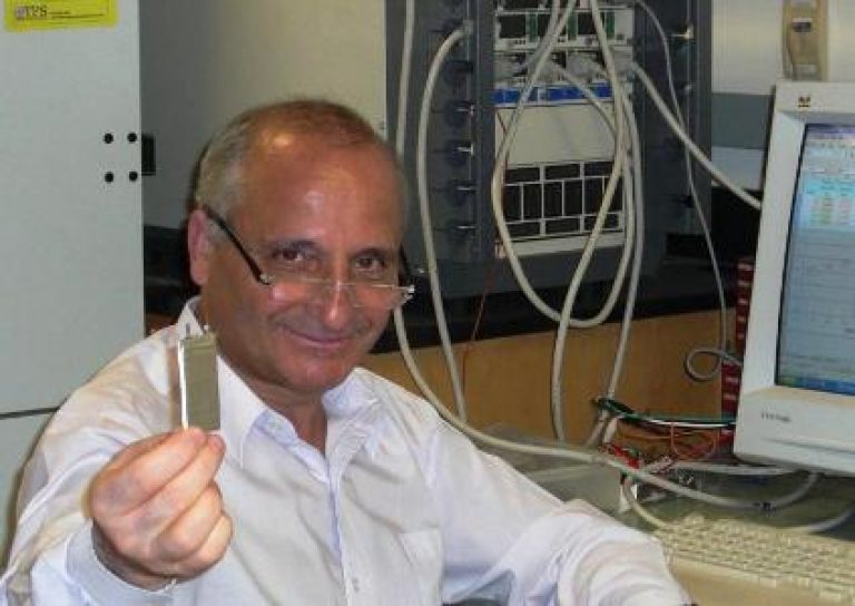 مغربي يخترع شريحة لشحن الهواتف الجوالة في 10 دقائق