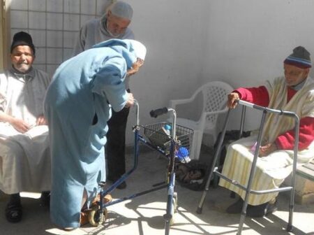صادم بالفيديو بتيزنيت:أبناء ميسورون يتخلون عن آبائهم وأقربائهم في دار للمتشردين