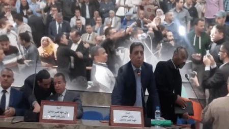 (+فيديو)"نايضة" في مجلس جهة كلميم:بوعيدة يصف المعارضة:بالكلاب و"صلاكط" و بلفقيه يرد :نتا شفار !