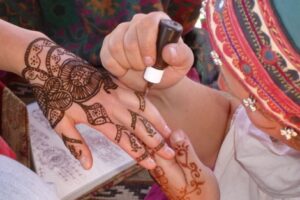 بعدما قتلت 59 شخصا في ليبيا و الجزائر ..حنّاء سامة قاتلة تهدد حياة المغاربة !