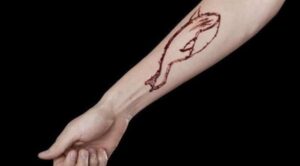 بسبب “الحوت الأزرق”.. مراهقة تحرق أمها وشقيقها