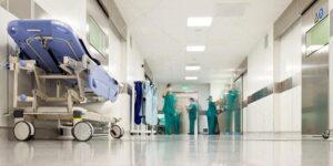 فضيحة ممرض حاول إغراء فتاة راغبة في العلاج إلى ممارسة الجنس